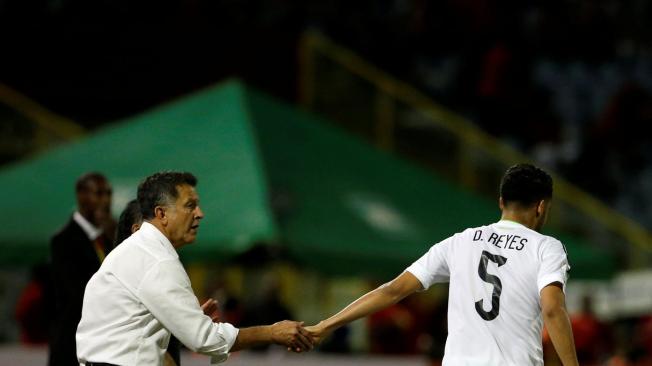El entrenador colombiano Juan Carlos Osorio felicita a Reyes, anotador del gol que al final le dio el triunfo a México en Puerto España.