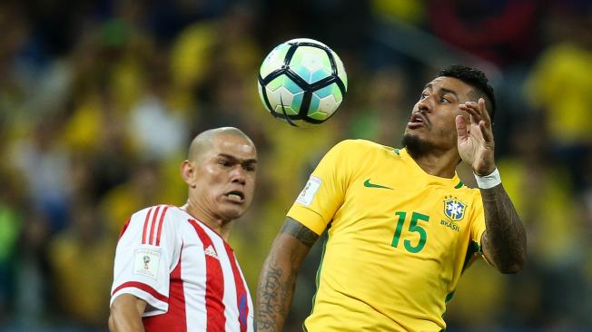 Paulinho (der.) fue el encargado de abrir la cuenta en la cómoda victoria 3-0 de Brasil sobre Paraguay, en Sao Paulo.