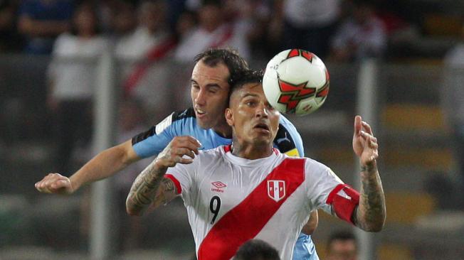 Paolo Guerrero (9) fue otra de las figuras del Perú. En la imagen, disputa un balón con Diego Godín, de Uruguay, en una de las acciones del encuentro disputado en el estadio Nacional de Lima.