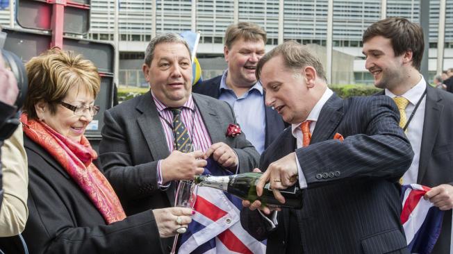 Miembros del partido antieuropeo UKIP, incluyendo a los eurodiputados Margot Parker, David Coburn y Ray Finch, celebran.