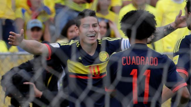 James Rodríguez (de frente) celebra con Juan Guillermo Cuadrado. El '10' es el cuarto goleador histórico de la Selección y el primero contando solo partidos oficiales.