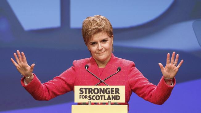 La primera ministra escocesa, Nicola Sturgeon. logró aprobar en el Parlamento de Edimburgo una moción para negociar con Londres la  posible convocatoria de un nuevo referendo independentista.