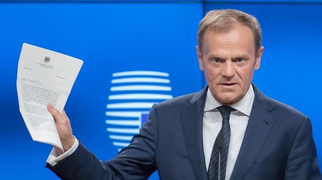 El presidente del Consejo Europeo, Donald Tusk, lamentó la notificación y dijo que Reino Unido deberá seguir las reglas de la UE hasta que se complete su desconexión del bloque en 2019.
