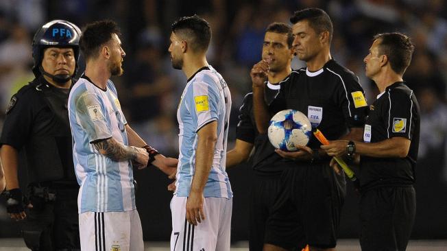 Lionel Messi, junto a los árbitros que dirigieron el partido Argentina vs. Chile.