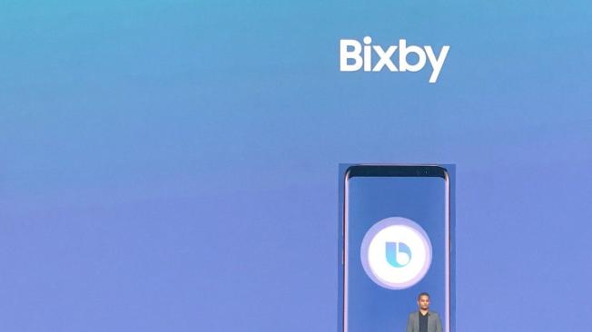Bixby puede hacer búsquedas contextuales, escribir mensajes, reconocer imágenes y hacer transacciones. Mezcla voz y texto de forma intuitiva