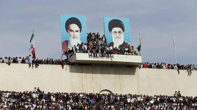 Dos pancartas con las fotos del anterior líder supremo de irán, Ruhollah Jomeini, y el actual, Ruhollah Jomenei.