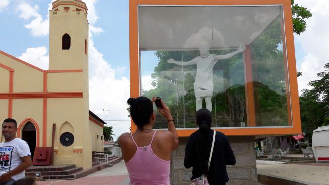 La instalación del Cristo con rostro de mujer tiene hablando a todos los habitantes del municipio de Polonuevo (Atlántico).
