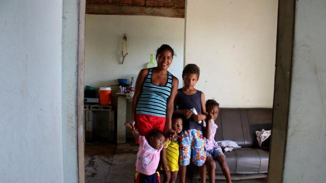Caterin Ceballos, de 22 años, vive con su esposo y sus cuatro hijos en el antiguo acueducto del pueblo.