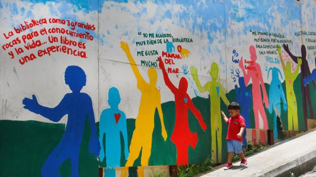 Tras el cierre de la Biblioteca España, los niños de la zona hicieron murales para mantener presente el símbolo de transformación que tenía el espacio para la comunidad.