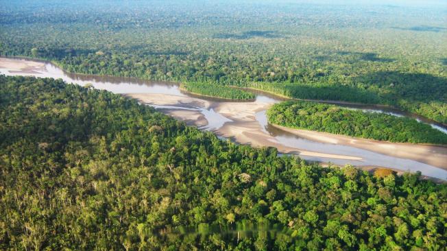 El Río Amazonas mide aproximadamente 6.750km de largo y está alimentado por cerca de 1.100 afluentes entre los cuales se destacan los ríos Purús, Madeira, Tapajós y Xingu. El Araguaia y el Tocantins, si bien hacen parte de la cuenca, no son afluentes del Amazonas.