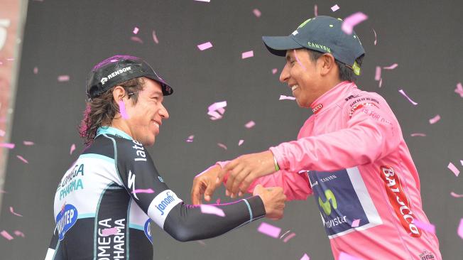Rigoberto Urán y Nairo Quintana se abrazan en el podio del Giro del 2014.
