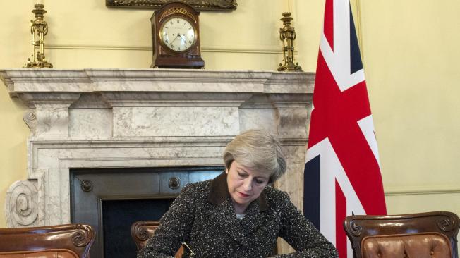 La primera ministra británica, Theresa May, firmó el martes la carta que solicita la retirada del Reino Unido de la UE.