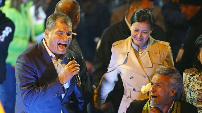 La victoria de Lenín Moreno (der.) supone la continuidad de las políticas del presidente Rafael Correa (izq.) en Ecuador.