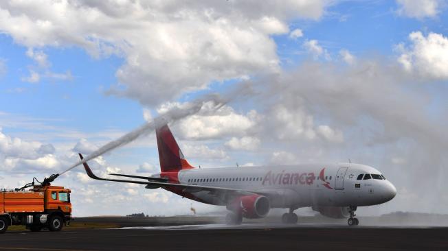 El avión en el que llegó el Atlético Nacional a suelo de Chapecó fue recibido con agua y se le dio una bienvenida muy especial.