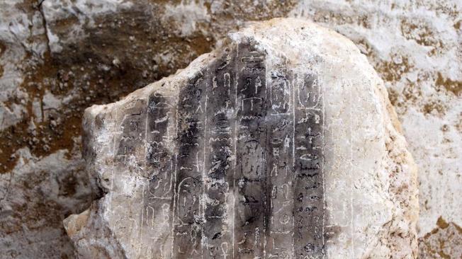 Vista de una piedra de alabastro con diez líneas de jeroglíficos grabadas, en la zona norte de la pirámides del rey Seneferu.