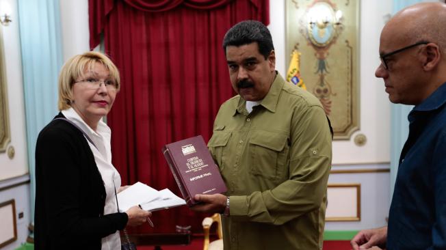 A pesar de la reunión del pasado sábado con Nicolás Maduro (cen.), la fiscal general de Venezuela, Luisa Ortega (izq.), se ha venido distanciando del Gobierno.