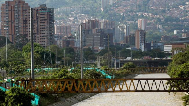 Avanza la construcción de los dos puentes peatonales que unirán los costados occidental (ya construido) y oriental (en ejecución) de Parques del Río Medellín. Las dos estructuras tendrán accesos peatonales, ciclorrutas y jardineras.