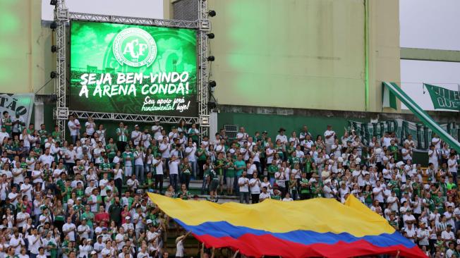 La afición del Chapecoense homenajeó en las tribunas del estadio al Atlético Nacional y rindió honor la bandera de Colombia.