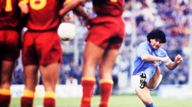 Diego Maradona con la camiseta de Nápoles.