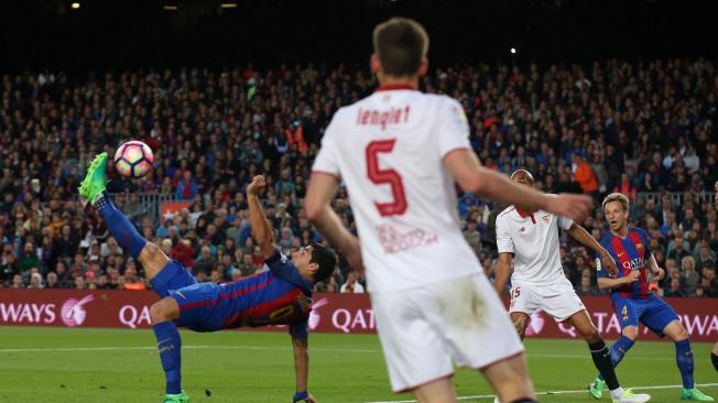 El gol de chilena de Luis Suárez a Sevilla