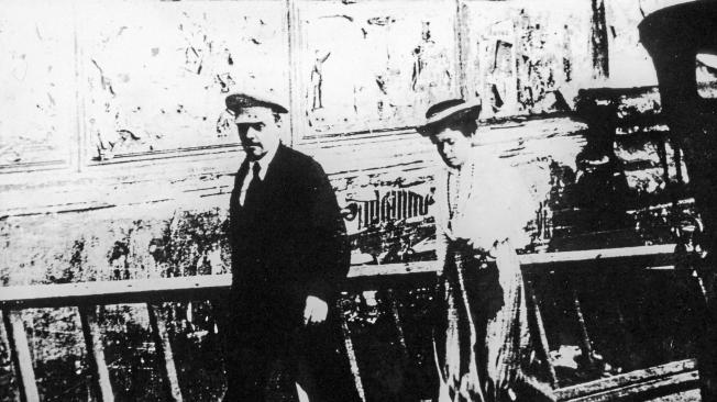 Vladimir Ilich Ulianov, Lenin, paseando con su esposa, Nadezhda Krúpskaya.