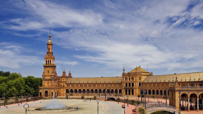 La plaza España de Sevilla es una de las más grandes del país. Su superficie es de 50.000 metros. 123RF