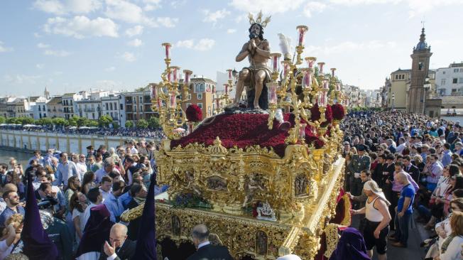 La Semana santa se celebra con fervor y suntuosidad en Sevilla.