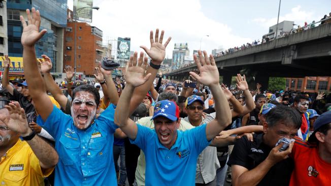 El opositor Henrique Capriles conminó a los manifestantes a cambiar el rumbo de la manifestación y dirigirse al centro histórico de Caracas.