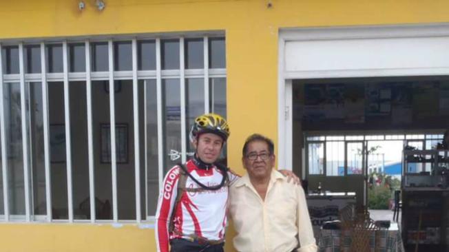 El rector pedalista en compañía del Ángel del Desierto (Perú).