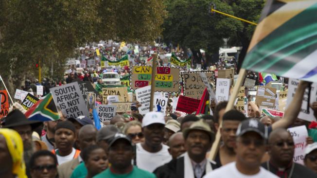 Manifestantes protestan contra el presidente sudafricano, Jacob Zuma, en Ciudad del Cabo (Sudáfrica), 7 de abril de 2017.