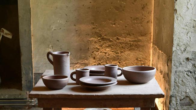 Bajo la marca de Merdacotta’ ha sido realizada una colección de objetos con una mezcla "secreta" de arcilla de Toscana, ladrillo, tejas, macetas, platos y excrementos depurados.