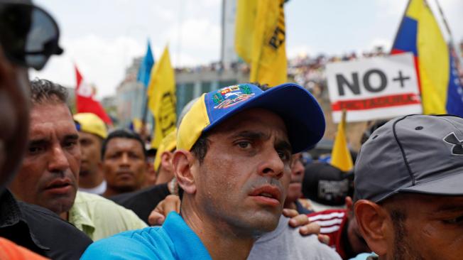 Henrique Capriles anunció en su cuenta de Twitter que lo habían inhabilitado por 15 años.