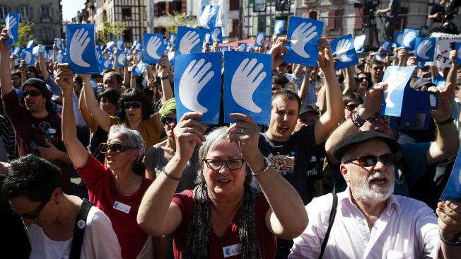 Un momento de la concentración celebrada hoy en Bayona (Francia) a la que han asistido delegaciones oficiales de EH Bildu y Podemos, dentro de la jornada de actos organizada en la ciudad francesa para respaldar la entrega de las armas de ETA.