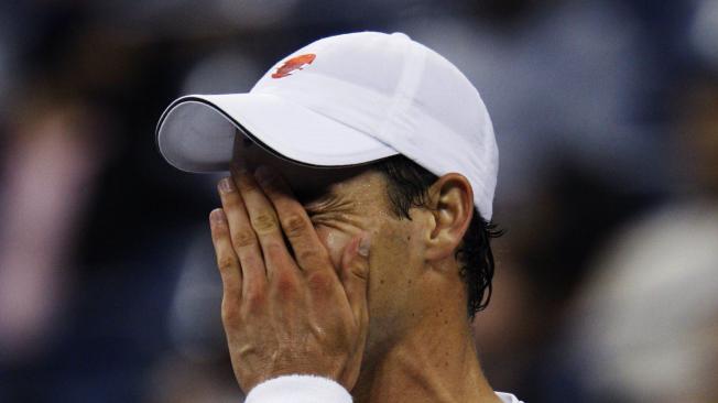 Santiago Giraldo se lamenta por la derrota contra Roger Federer.
