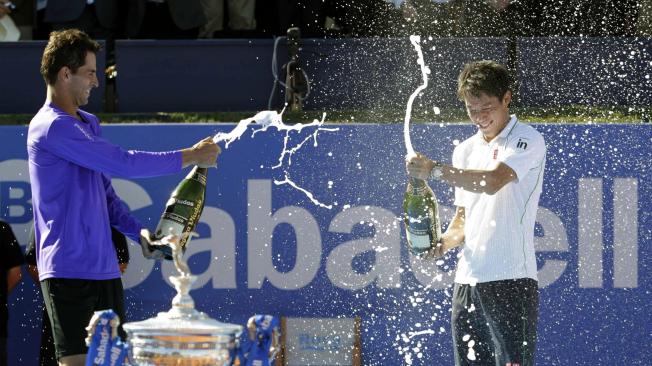Santiago Giraldo y Kei Nishikori después de la final del ATP de Barcelona.