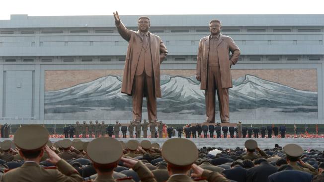 Varios países temen que Corea del Norte realice una prueba nuclear en conmemoración del 105° aniversario de la muerte del fundador del país, Kim Il-Sung (estatua izq.).