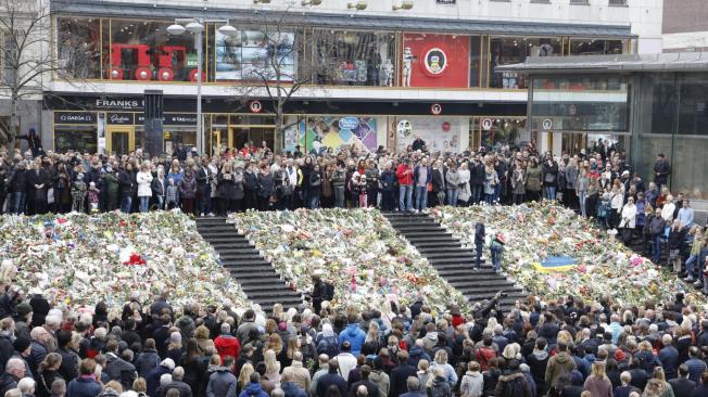 El atentado del pasado viernes en Estocolmo enlutó a Suecia. Un grupo de ciudadanos guardó minuto de silencio el lunes por las víctimas.