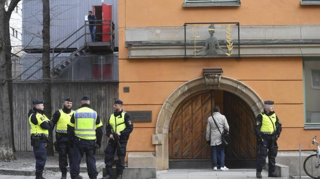 Agentes de policía suecos permanecen en guardia a la entrada del tribunal de Estocolmo antes de la sesión del ciudadano uzbeko de 39 años detenido como supuesto autor del atentado.