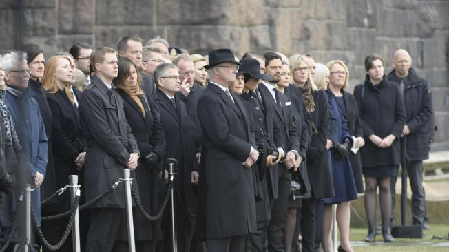 Los miembros de la familia real sueca guardan un minuto de silencio en el Ayuntamiento de Estocolmo, Suecia.