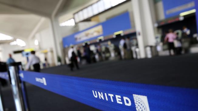 Una fuerte reacción social y de mercado ha generado la decisión de United Airlines de sacar a un pasajero de un vuelo a la fuerza.