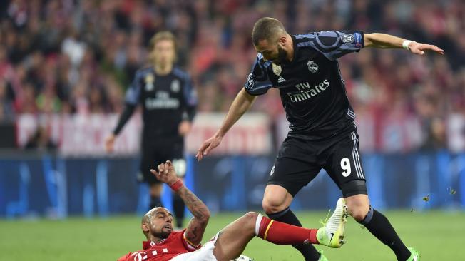 Karim Benzema disputando un balón contra Arturo Vidal