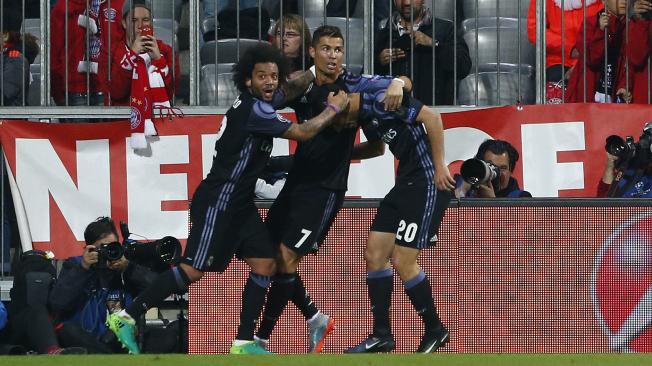 Cristiano Ronaldo, Marcos Ascencio y Marcelo celebrando el gol del Real Madrid