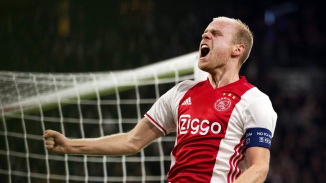 Davy Klaasen (Ajax) anotó los dos goles de su equipo en Amsterdam.