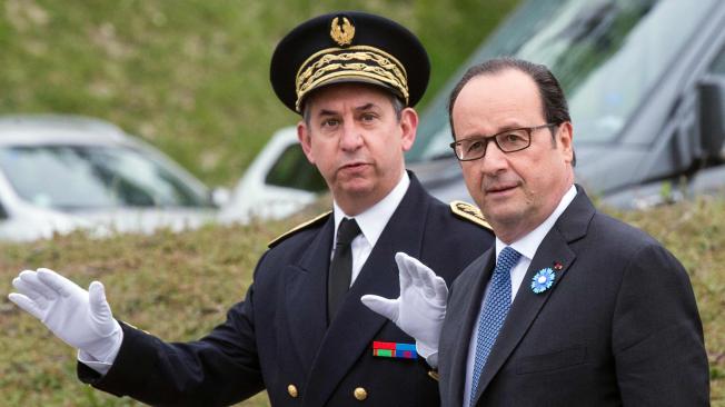 El presidente de Francia, Francois Hollande (der.),