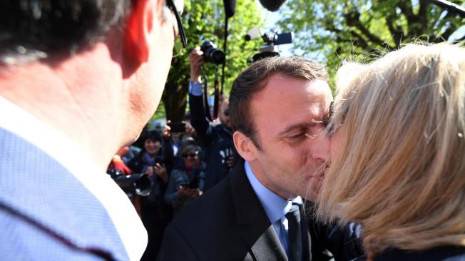 Trogneux besa a su marido y agradece la participación de los franceses en los momentos previos a la elección del 23 de mayo.
