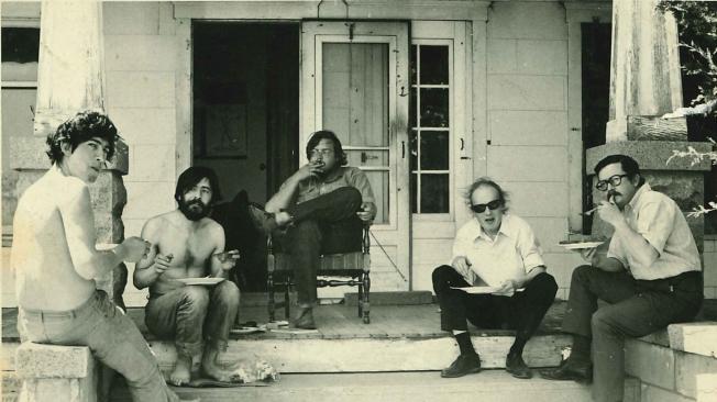 De barba y sin camisa, con poetas de la beca en Iowa (Estados Unidos), a fines de los 60.