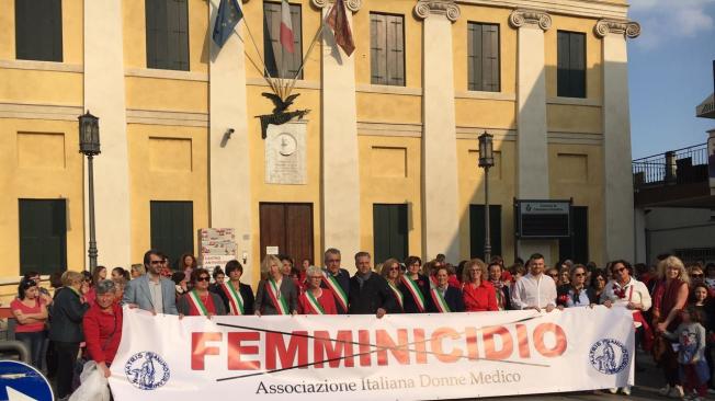 Compañeros de trabajo de Nidia Lucía Loza realizaron un plantón frente al hospital donde laboraba en Italia.