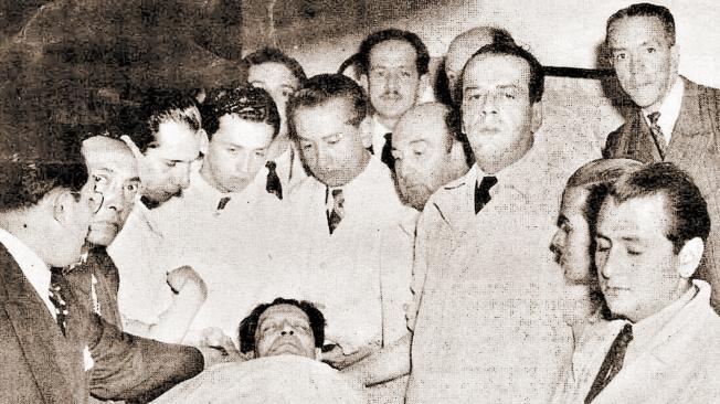 Conscientes del momento que estaban viviendo tras la muerte del caudillo liberal, los médicos posaron, consternados, para esta foto histórica.