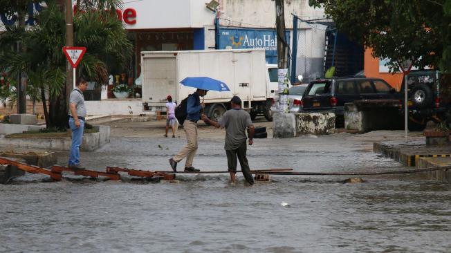 Las obras de canalización del arroyo de la calle 76 en el norte de la ciudad tuvieron inconvenientes por arena regada a causa de la lluvia del medio día.