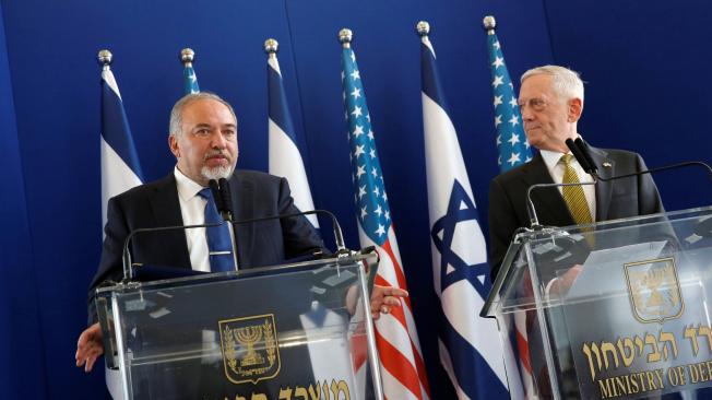 El secretario de Defensa de EE. UU., James Mattis (izq.), le hizo la advertencia al régimen sirio durante una rueda de prensa conjunta con su homólogo israelí, Avigdor Lieberman (der.).